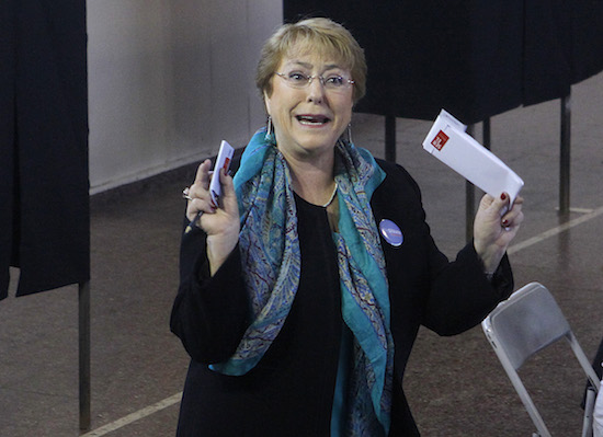 23 de Octubre de 2016/SANTIAGO La Presidenta de la Republica,Michelle Bachelet, voto en Colegio Colegio Teresiano Enrique de Osso, en La Comuna de la Reina. FOTO:CRISTOBAL ESCOBAR/AGENCIAUNO