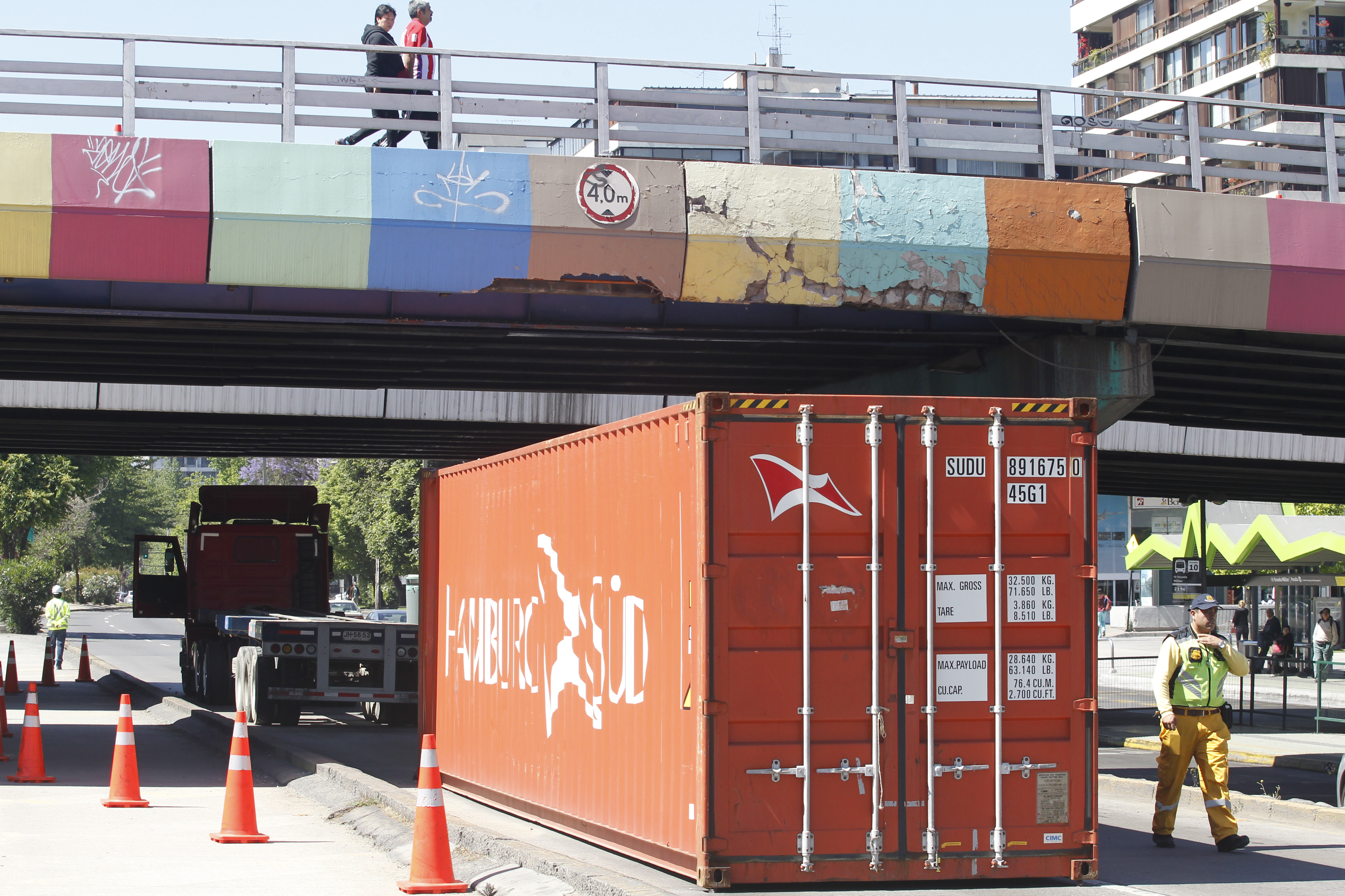 Camion no logra pasar el puente de Escuela Mililtar con container