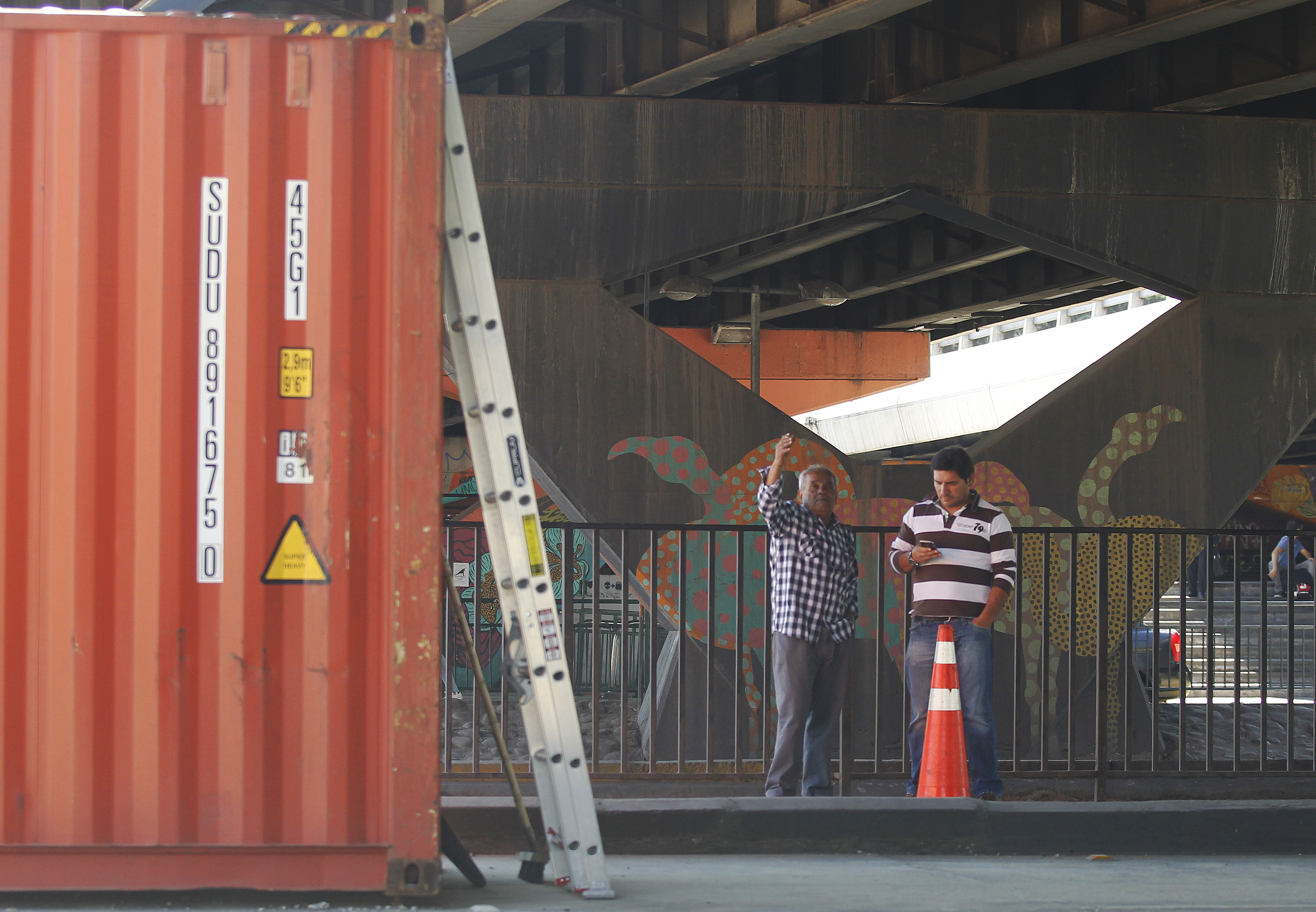 Camion no logra pasar el puente de Escuela Mililtar con container