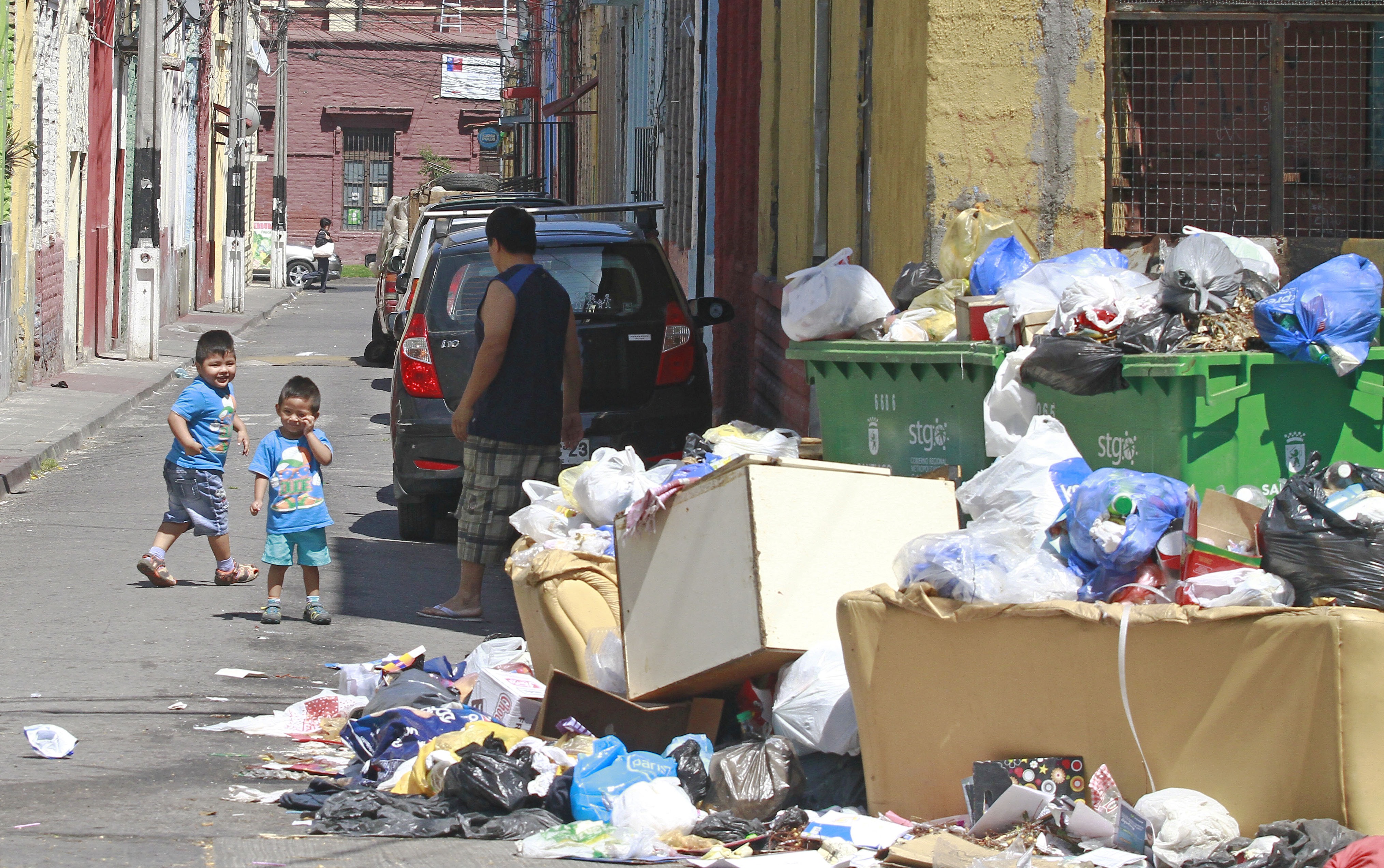 Continua acumulando la basura en las calles de Santiago por el paro de los funcionarios publicos