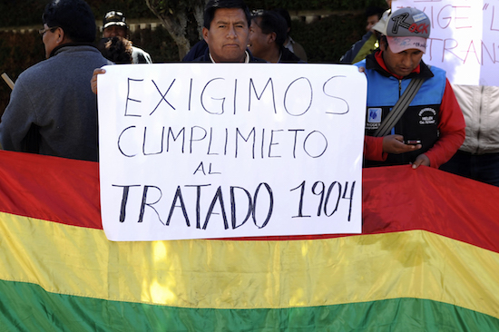 28 de Mayo de 2015/LA PAZ Representantes del Transporte pesado sostienen lienzos durante una protesta en puertas del consulado Chileno en La Paz esperando que la Asociación Nacional de Funcionarios de Aduanas de (ANFACH) de Chile, levanten la huelga que cumple hace más de siete días y perjudica al Transporte pesado boliviano  que tiene mas de 2.000 camiones varados en la frontera.  FOTO: JORGE BERNAL CAMPUSANO/AFKA/AGENCIAUNO