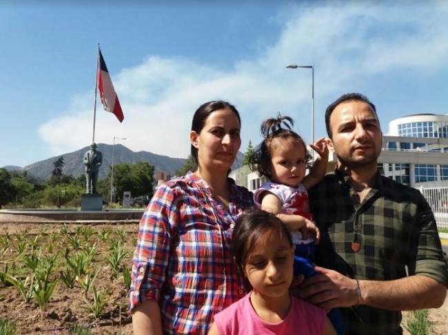 Nabil Shehawi junto a su familia, refugiados en Villa Alemana. 