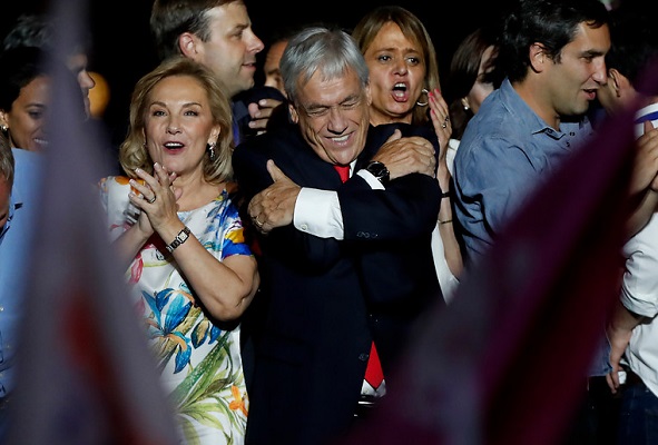 El abrazo más importante que recibió Piñera en la celebración de su triunfo