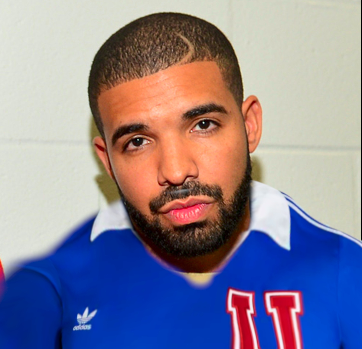 Rapero Drake con polera de la U