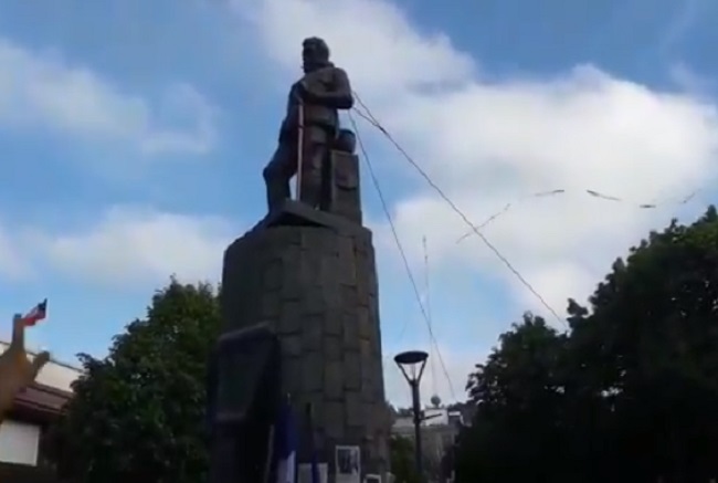 Video: Multitud derribó estatua de Pedro de Valdivia en Concepción