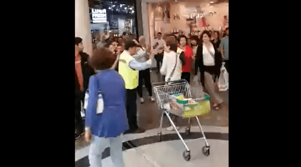 VIDEO: Mujer intentó pegarles con un bastón a personas que se manifestaban en el Mall Alto Las Condes