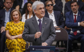 FOTO. El irónico lienzo contra Piñera que colgaron en la Gobernación de Tarapacá