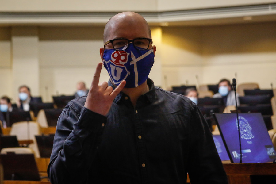 giorgio jackson en el congreso con mascarilla de la universidad de chile
