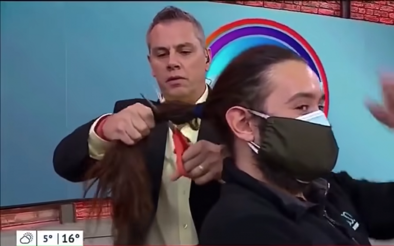 José Miguel Viñuela le corta el pelo a camarógrafo de Mega
