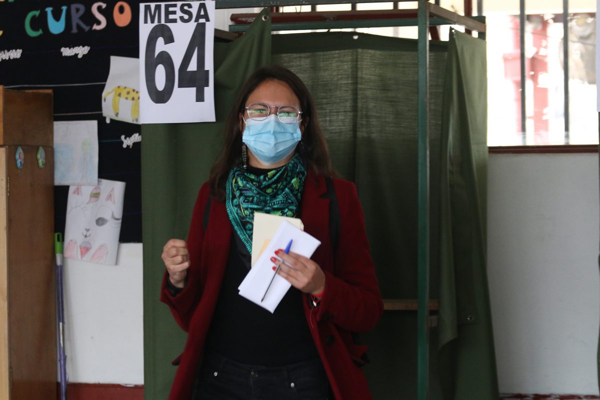 La imagen muestra a Irací Hassler en el día de las elecciones, frente a una cámara de votación. 