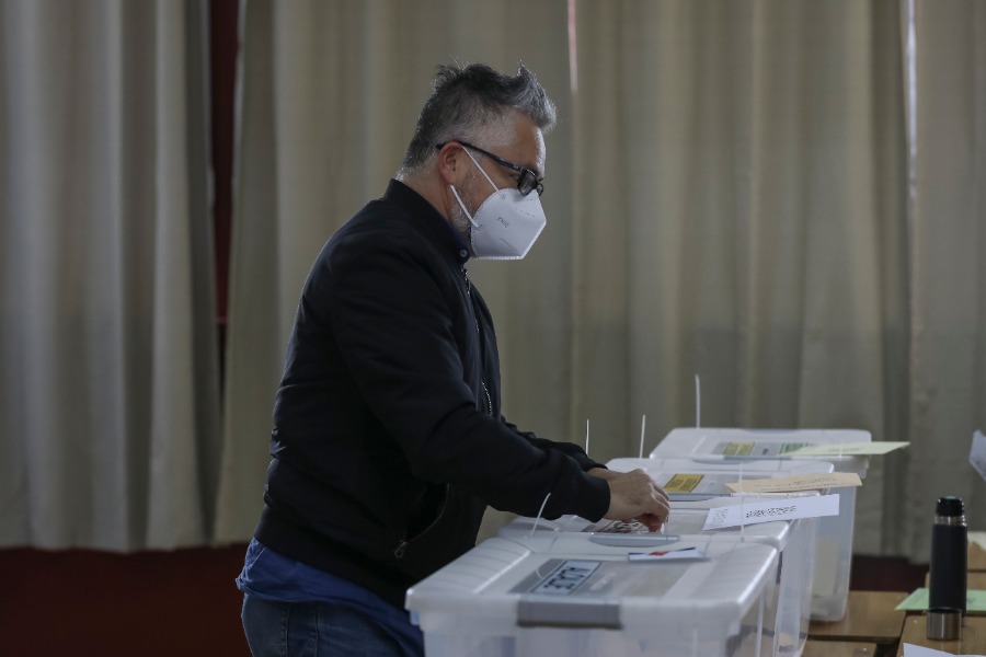  Jorge Baradit vota en la mesa 79V en el Colegio Preciosa Sangre, en Ñuñoa. Foto: Agencia Uno.