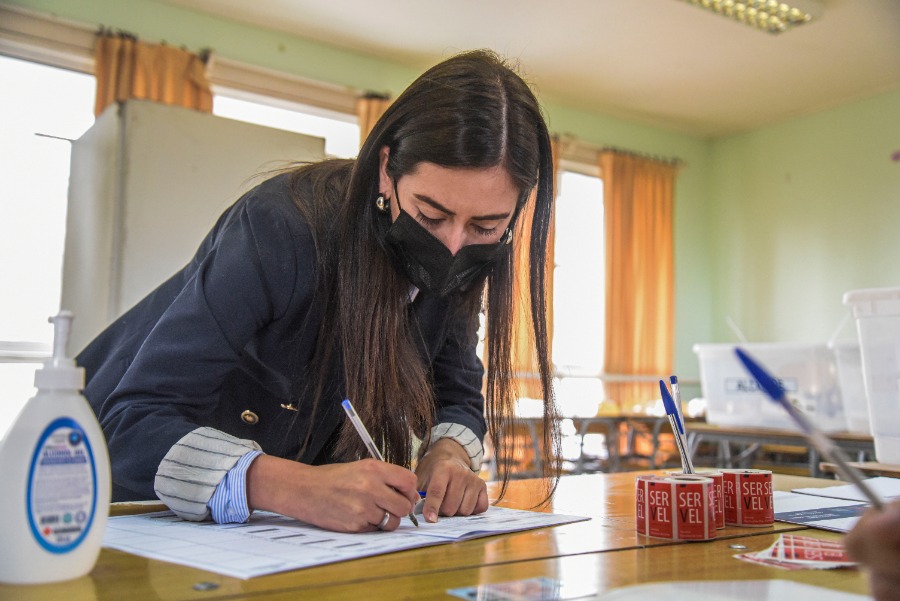 Macarena Ripamonti firma acta en el Liceo Inmaculada de Lourdes, durante las votaciones en las elecciones 2021. Foto: Agencia Uno.