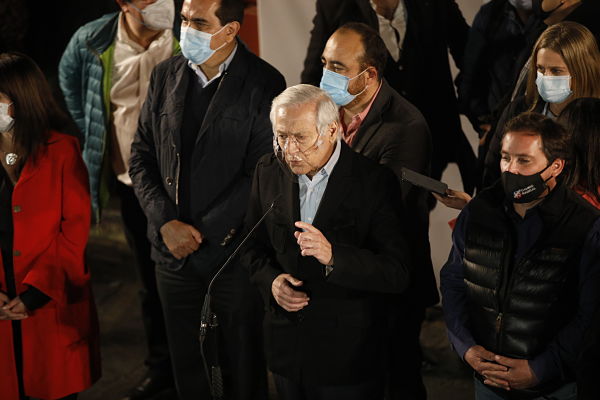 El candidato presidencial del PPD, Heraldo Muñoz, realizó un balance acompañado por la plana mayor de Unidad Constituyente la noche del 16 de Mayo