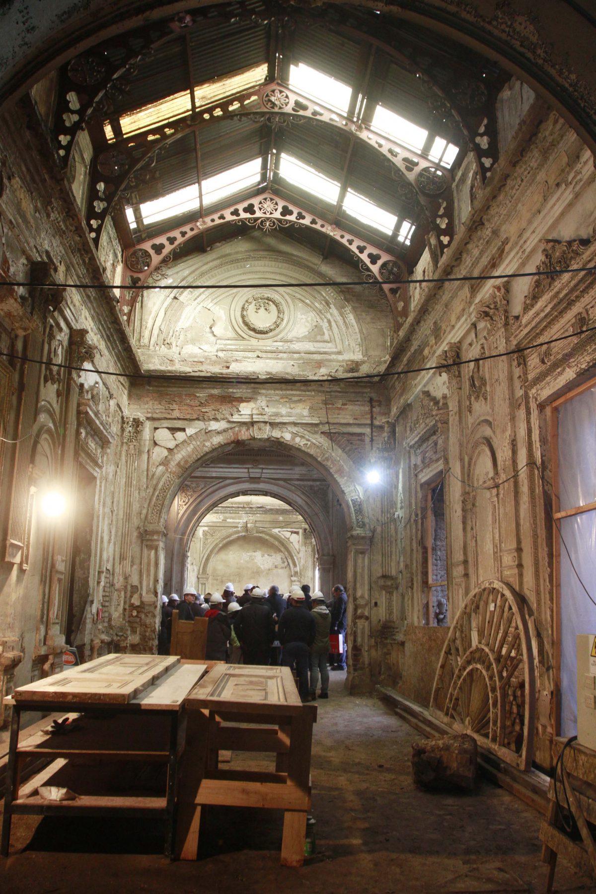 La imagen muestra las obras al interior del Palacio Pereira durante los últimos años.