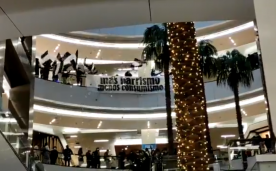 Barristas de Colo Colo se manifiestan en el Mall Costanera Center