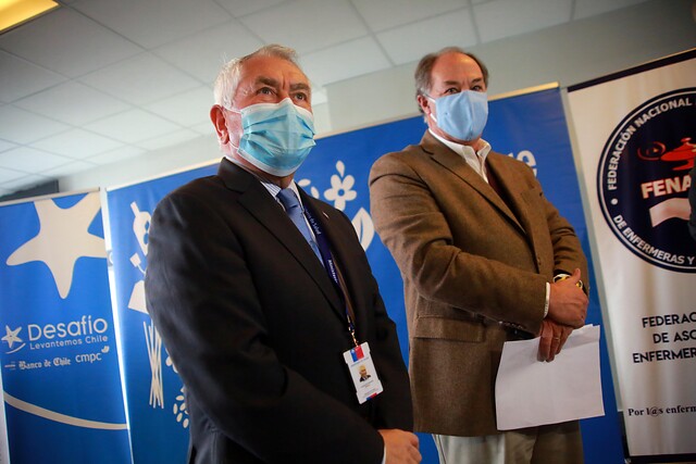 El ministro de Salud Enrique Paris y el presidente de la CPC Juan Sutil