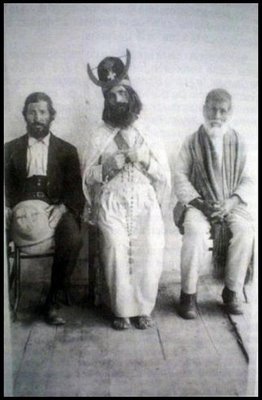 Fotografía de archivo prensa años 30. El Cristo de Elqui al centro, a la izquierda su hermano y a la derecha su padre.