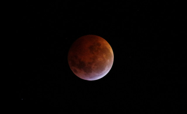 Transición del eclipse lunar llamado por muchos como "Luna roja" o "Luna de sangre".