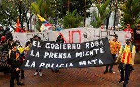 Manifestantes protestan contra la realización del partido de la Copa Libertadores entre Atlético Nacional y Club Nacional y la organización de la Copa América
