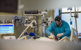 Personal médico realiza procedimiento a pacientes COVID-19 conectados a ventilador mecánico