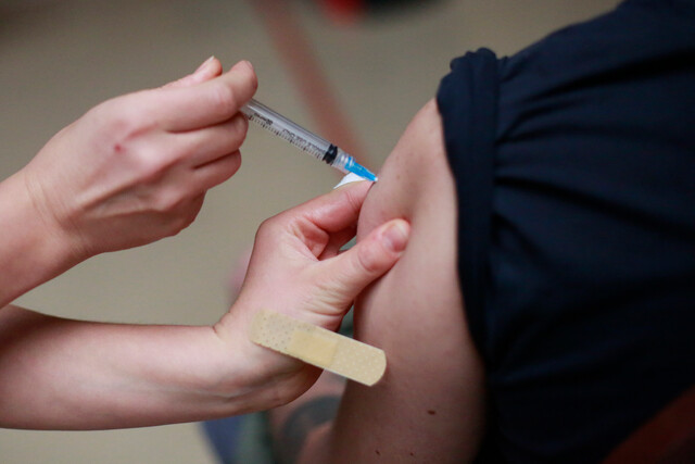 persona recibe la vacuna contra el Covid-19
