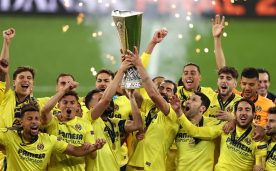 Jugadores del Villarreal levantan el trofeo tras ganar la final de UEFA Europa League ante el Machester United