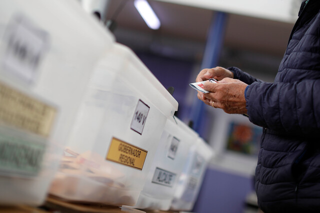 Una persona emite su voto en el Liceo Carmela Carvajal, en la comuna de Providencia.