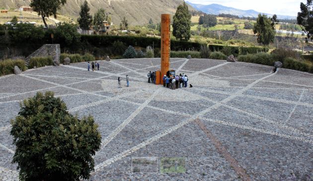 La imagen muestra un monumento por el cual pasa la línea del Ecuador. 