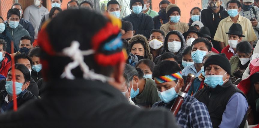 La imagen muestra a un encuentro con decenas de indígenas en Ecuador. 