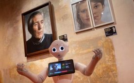 Robot guía en museo de España