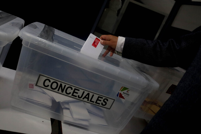 Persona deposita su voto en la urna de concejales durante las elecciones 2021, durante el estado de catastrofe de la pandemia covid-19