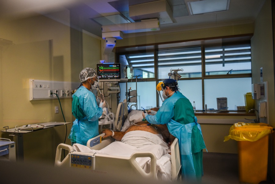 Personal médico realiza procedimiento a pacientes COVID-19 conectados a ventilador mecánico. Foto: Agencia Uno.