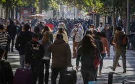 Transeúntes durante cuarentena en Santiago en la RM