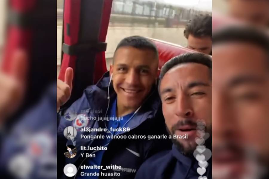 Mauricio Isla junto a Alexis Sánchez en el bus de La Roja