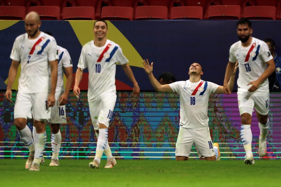 Braian Samudio de Paraguay celebra el gol ante Chile