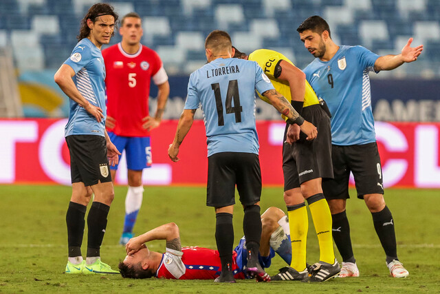Charles Aranguiz en el suelo tras lesiones en medio del partido de Chile con Uruguay