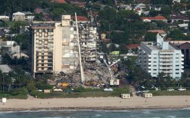 Vista aérea de este domingo del edificio de 12 pisos que colapsó parcialmente en Surfside, Florida, EE.UU..