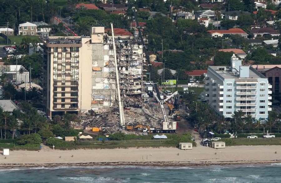 Vista aérea de este domingo del edificio de 12 pisos que colapsó parcialmente en Surfside, Florida, EE.UU..