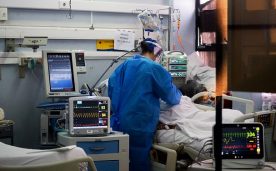 Un enfermero asiste a un paciente en la unidad de cuidados intensivos COVID-19 (UCI) en el hospital Carlos Van Buren