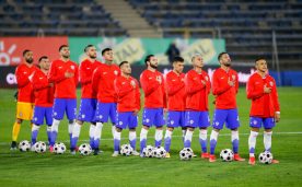Jugadores de La Roja cantan el himno nacional