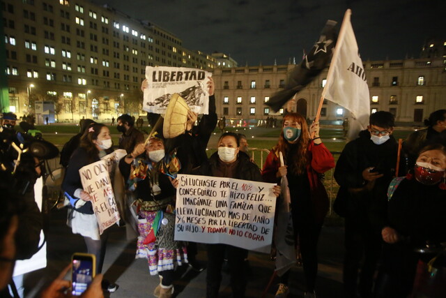 Personas se manifiestan afuera del Palacio La Moneda tras la cuenta pública del Presidente Sebastián Piñera