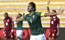 Marcelo Martins de Bolivia celebra un gol contra Venezuela