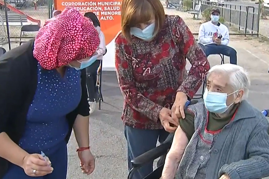 Mujer de 97 años llegó a vacunarse en Puente Alto