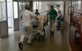Funcionarios trasladan el cuerpo de un paciente Covid-19