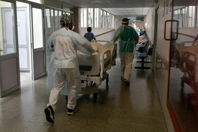 Funcionarios trasladan el cuerpo de un paciente Covid-19