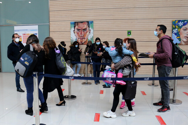 En el aeropuerto Internacional Carriel Sur, algunas personas ya cuentan con su pase de movilidad para poder hacer sus viajes dentro, como fuera del país.
