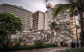 Escombros del edificio de condominios de 12 pisos parcialmente derrumbado en Surfside, Florida (EE.UU.).