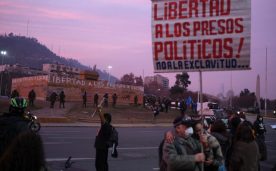 Manifestantes llegan hasta la Plaza Dignidad (Baquedano) para exigir la libertad de los presos politicos del Estallido Social.