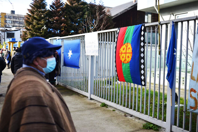 Mapuches fuera del medico legal después que un comunero fallecido durante un enfrentamiento con Carabineros y trabajadores de la Forestal Mininco en Carahue