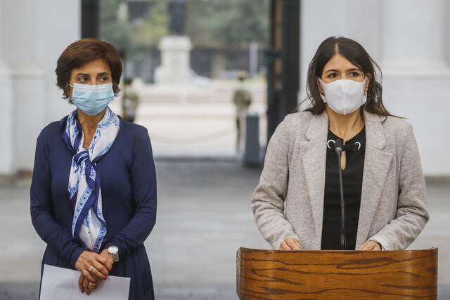 Las autoridades de Gobierno, Paula Daza y Katherine Martorell, anunciaron denuncia contra Alejandro Gil, presidente de Clínica Las Condes